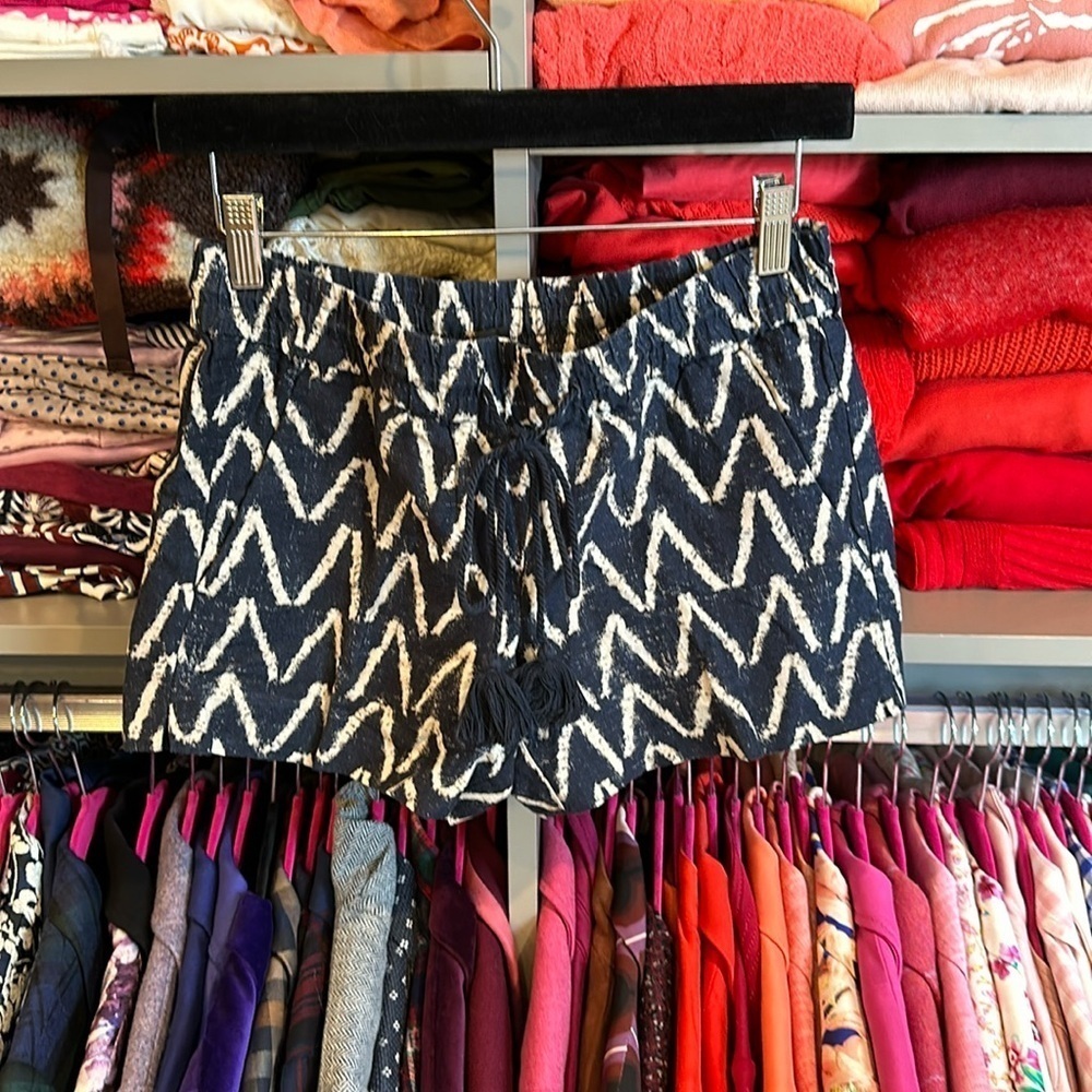 Loft XS navy and white ikat print shorts